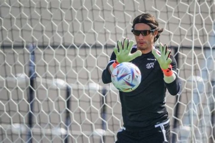 Can goalkeepers wear sunglasses?