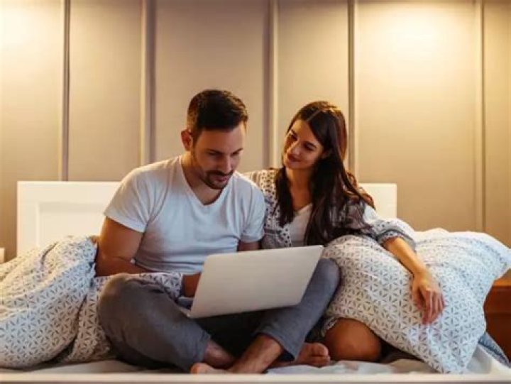 Can unmarried couples give birth in UAE?