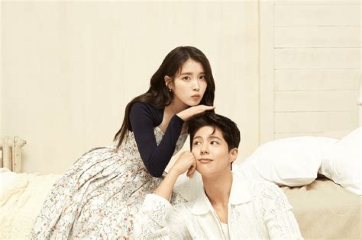 Does IU like Jin Goo?