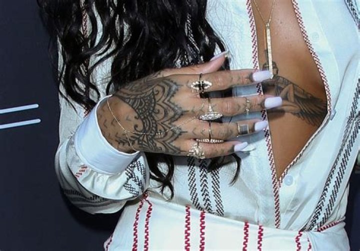 Does Rihanna have a hand tattoo?