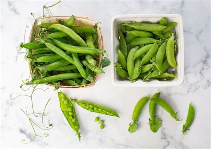 How do you tell the difference between sugar snap peas and shelling peas?