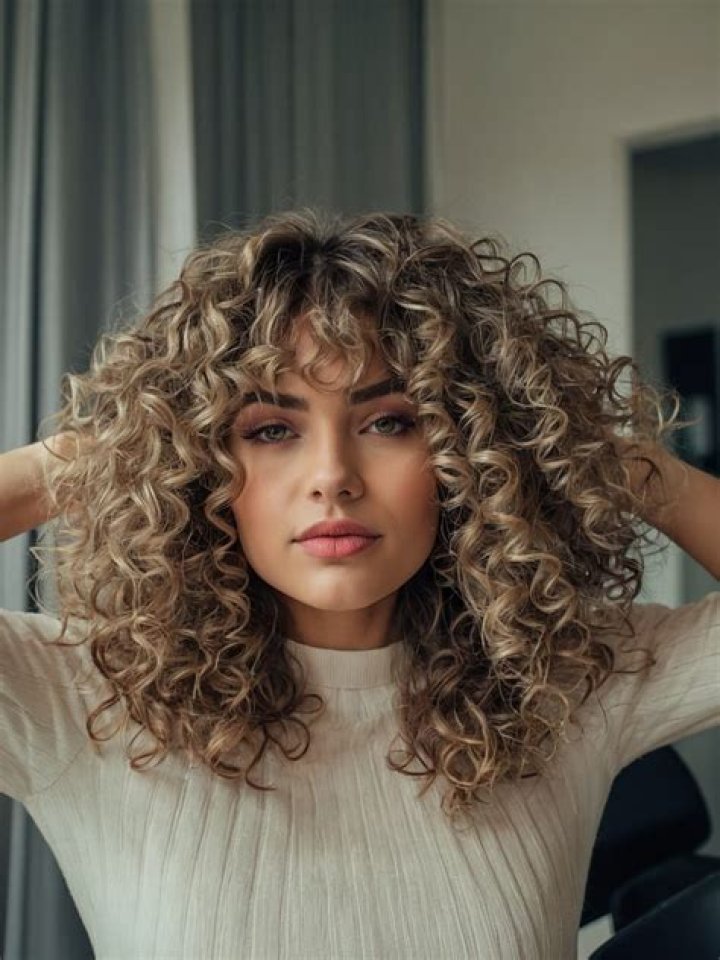 Is curly hair in fashion 2021?