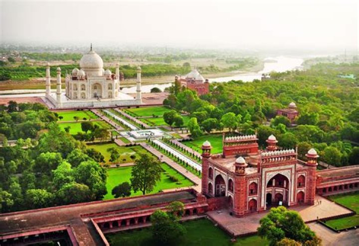 Is Taj Mahal removed from 7 Wonders?