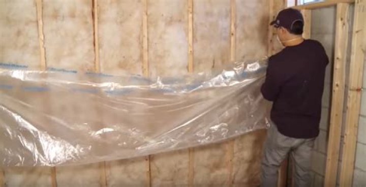Should you put plastic between insulation and drywall?