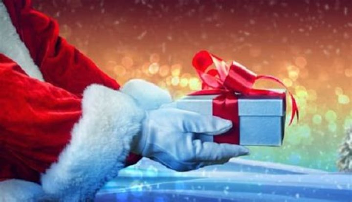 What color is Santa Claus's gloves?