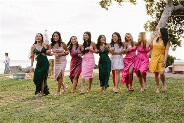 What girls should not wear to a wedding?