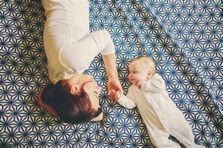 When do babies recognize their parents?