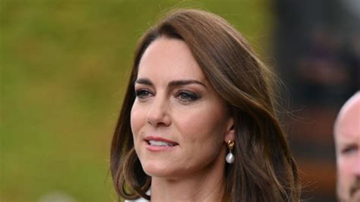Who does Kate Middleton eyebrows?