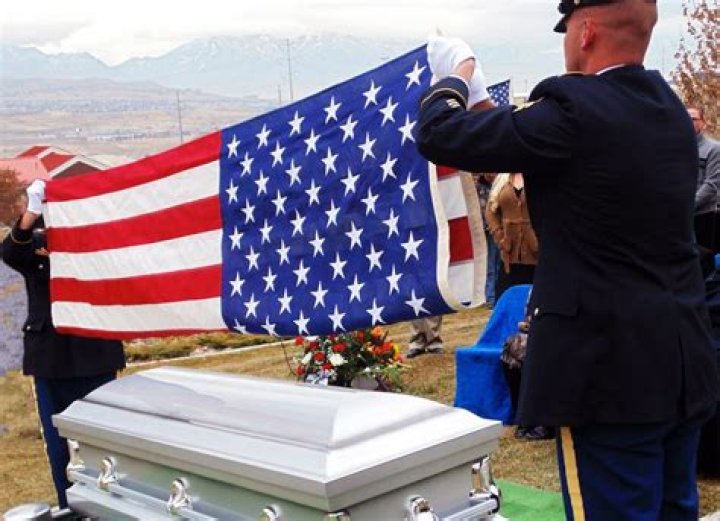 Who gets the flag when a veteran dies?